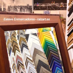 Espejo a medida biselado con marco en pino engarzado - Esteve Enmarcadores Espejo a medida biselado con marco en pino engarzado - Esteve Enmarcadores