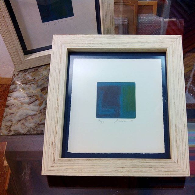 Dos #grabados con un #marco #hechoamedida Caja #decapada con fondo #azul que hace #resaltar el #papel #blanco de la #estampa#cuadros listos para #exponer en la #tiendaNueva #selección para comienzo de #temporada#decoración #cuadros # #arte #barcelona #fortpienc