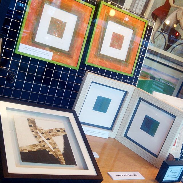 Ya tenemos el #nuevo #escaparate con las #novedades #seleccionadas Muy #decorativas y además #modelos y #ejemplos para #enmarcar #hechoamedida los #grabados que nos puedan traer.#molduras #marcos #diy #decoración muy #personal #barcelona #fortpienc #arcodetriunfo