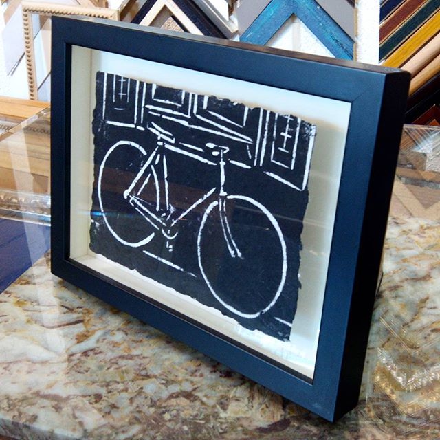 Otro #marco #hechoamedida  en vitrina con un #grabado #xilografía estampado en #negro sobre #papelhechoamano con #fibras #naturales  de #algodón y #lino #arte #artesanía #decoración #diy #hechoamano #papel #barcelona #fortpienc