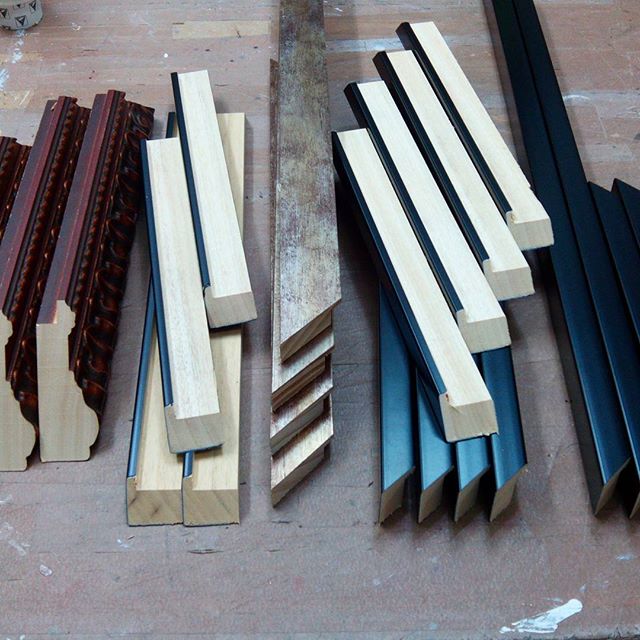 #molduras ya cortadas y preparadas para #ensamblar y convertirlas en #marcosamedida Es parte del #trabajo #artesano que no se ve cuando se entrega ya acabado. Todos los #marcos hechos de uno en uno, con #molduras #medidas y acabados distintos.#artesanía #individual #personalizado #marcoshechosamedida #barcelona #fortpienc #arcodetriunfo