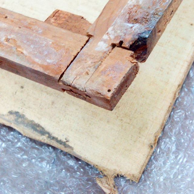 Otra tela de una #pinturaaloleo  montada en un #bastidor antiguo lleno de #carcoma y destrozado. Se soluciona limpiando bien la #tela, reforzando los cantos y #tensando sobre un nuevo #bastidor Eso sí, con mucho cuidado.Trabajo de #restauración  y #conservación muy agradecido.#cuadros #marcos #barcelona #fortpienc #hechoamedida #hechoamano