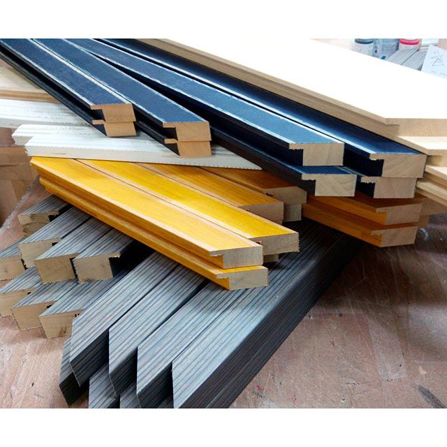 Elegidas y cortadas las #molduras  para #enmarcar las nuevas #litografias  de #didierlourenco Ahora a encolar, cortar cristales y fondos... y a montar.#marcoshechosamedida #barcelona #fortpienc #arte #artesanía #decoración