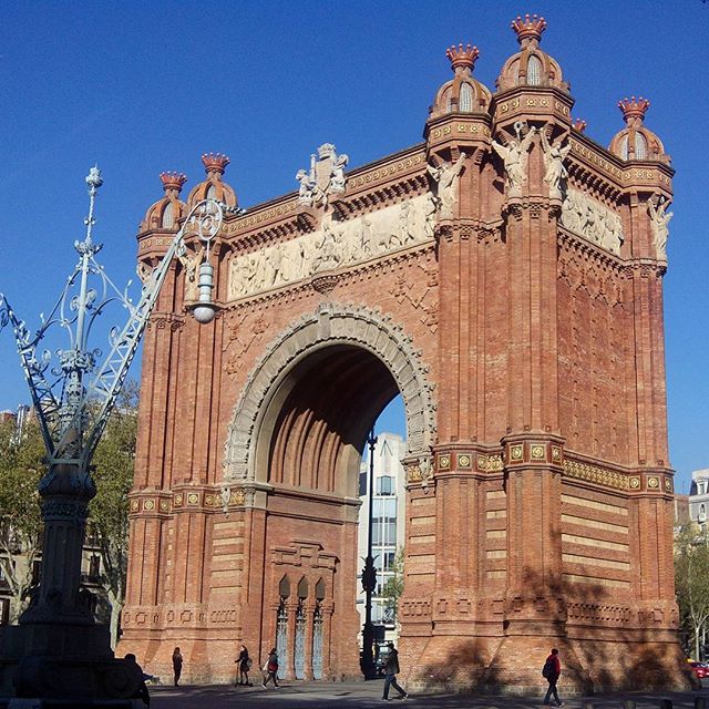 Siempre ahí plantado en mitad del paseo, acompañando a #vecinos y #visitantes Cuántas #fotografías recibe cada día ??? #barcelona #fortpienc #arcodetriunfo #igersbarcelona #arte #artesanía #monumento #marcosamedida #enmarcar