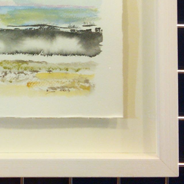 Detalle de una de las #acuarelas de @neusferbar que tenemos en el #escaparate donde se ven bien las #aguadas  y cómo queda el #papel al aire.#arte #artesanía #acuarela #marcoshechosamedida #vitrina  #barcelona #fortpienc #creatividad #igersbarcelona