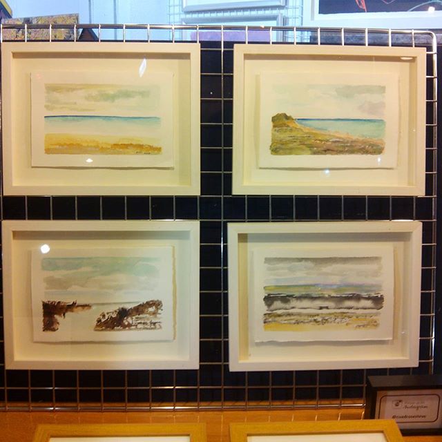 Ya tenemos #expuestas en nuestro #escaparate estas cuatro #acuarelas de @neusferbar llenas de #matices y delicadas #aguadas . Enmarcadas al #aire en #vitrina con #marcoshechosamedida y  #moldura en #blanco decapado.#arte #artesanía #acuarela #paisajes #marinas #pintura #original #barcelona #fortpienc #instagram #igersbarcelona