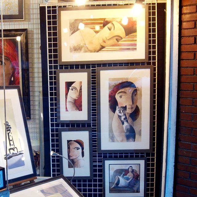 Ultimas #litografías editadas de #didierlourenço  con sus #caras y #figuras femeninas #enmarcadas en  #marcoshechosamedida de chapa cebrano gris sobre fondo #blancoantiguo #arte #artesanía #obragráficaoriginal #decoración #calidad #barcelona #fortpienc #instagram #igersbarcelona