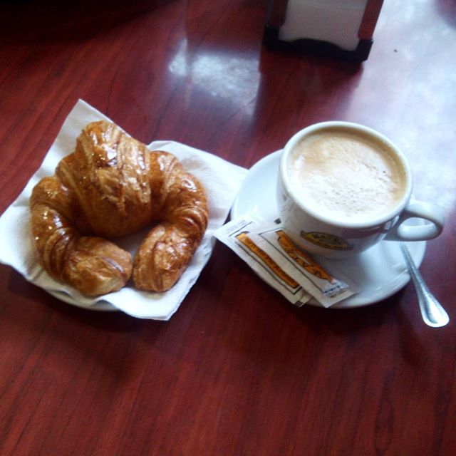 Un #consejo : Nada mejor para empezar bien el #día que un apetitoso #desayuno con un #cafeconleche calentito y #aromático #energía y #ánimo para ponerse a #trabajar y acabar con #alegría todos nuestros #marcosamedida y encargos para #regalar ... ;-)#arte #artesanía #cuadros #decoración #hechoamedida #hechoamano #marcos #barcelona #fortpienc