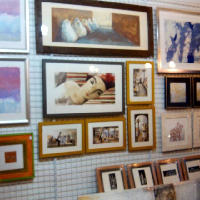 Otra pared llena de #litografias y #grabados con sus #marcosamedida esperando el momento de pasar a #decorar las #casas de nuestros clientes o convertirse en un perfecto #regalo.#arte #artesanía #regalaarte #artistas #barcelona #fortpienc #estaciondelnorte #arcodetriunfo