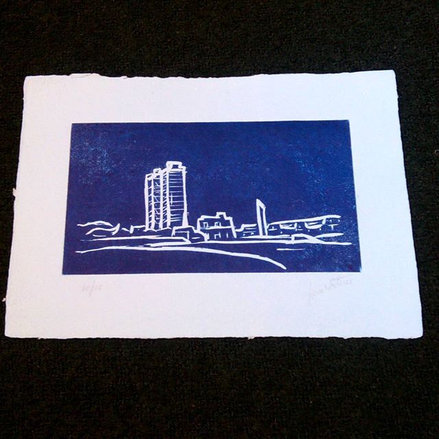 #xilografía  de J.E. estampada sobre #papelhechoamano con fibras #naturales de #algodón y #lino Título: #novaicaria Edición de 10 ejemplares Bueno para poner en la lista de #regalos#grabados #arte #artesanía #regalaarte #obragraficaoriginal #barcelona #fortpienc #igersbarcelona