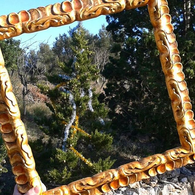 Nuestro #marco #decoradoamano vuelve a salir de paseo para #enmarcar el preludio de una #navidad en la #naturaleza #arte #artesanía #marcosamedida  #decoración #adornos #guirnaldas #airelimpio  #viento #sol