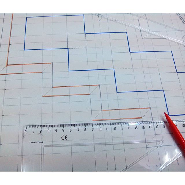 Preparando un divertido #marco #hechoamedida en forma de #escalera o #cascada para 5 #fotos Ya veremos el resultado... ;-) #arte #artesanía #original #especial #marcosamedida #barcelona #fortpienc #igersbarcelona
