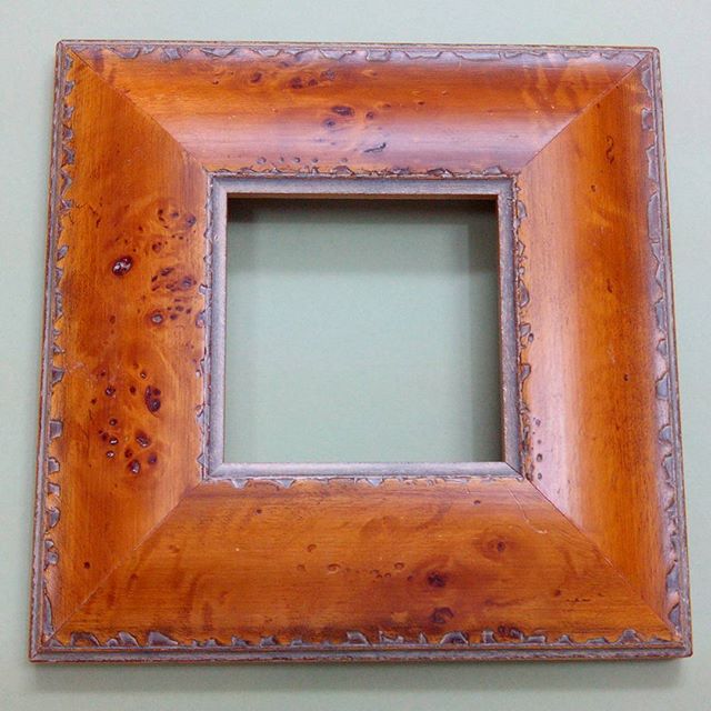 A este #marcohechoamedida de #raiz tan especial, no le hace falta #enmarcar nada. Él sólo ya tiene #personalidad propia. Disfrutando de las cosas buenas y bonitas.#arte #artesanía #decoración #calidad #maderasnobles #hechoamano #barcelona  #fortpienc #enmarcadores