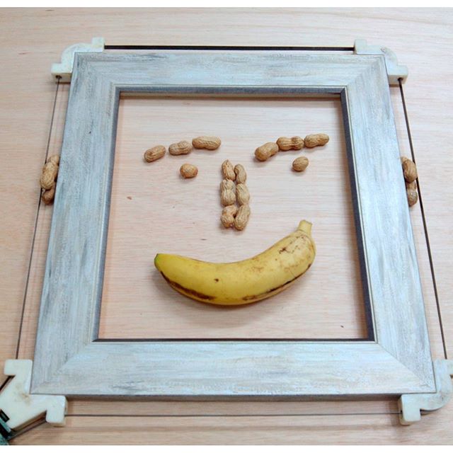 Ricos #cacahuetes y #platanosdecanarias para seguir el #trabajo con #energía Jeje... De quienes dicen que venimos ??? ;-)#arte #artesanía #marcosamedida #hechoamano  #deunoenuno #barcelona  #fortpienc