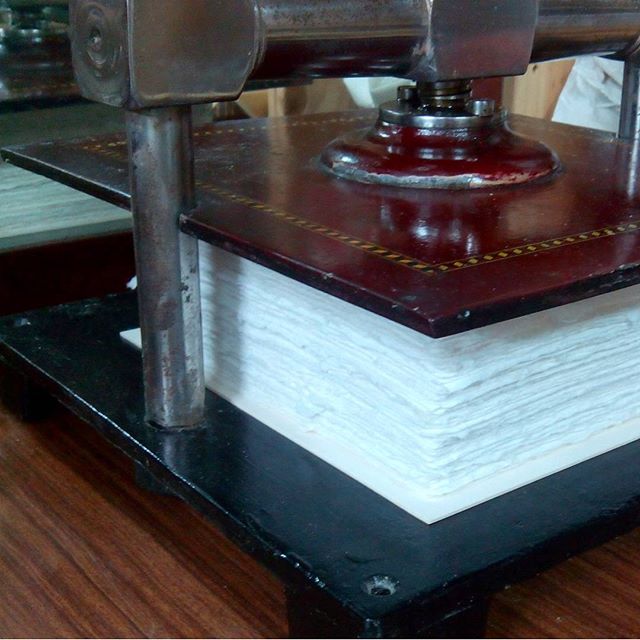 Papel hecho a mano. Prensado en seco