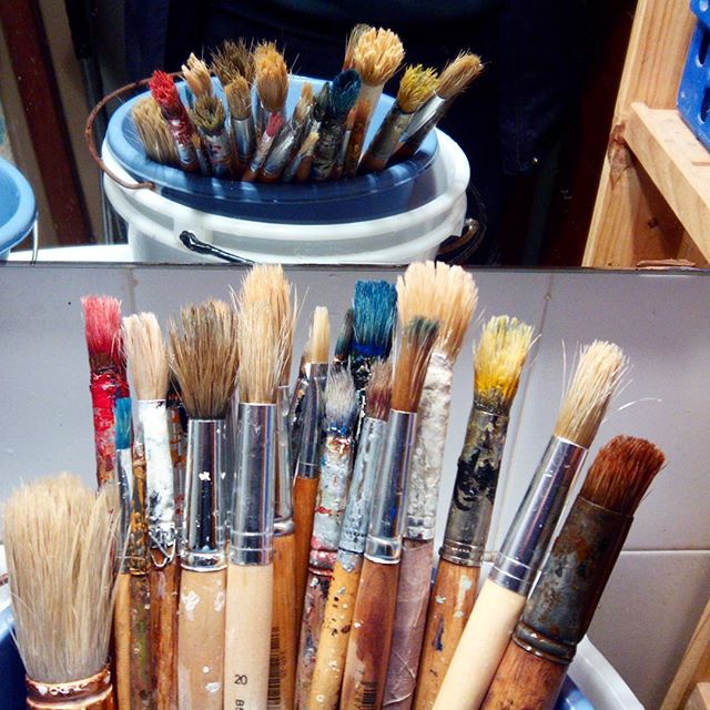 #pinceles y #brochas también tienen derecho a una buena limpieza de vez en cuando... ;-)#arte #artesanía #colores #pintura #decoración #policromías #marcosamedida  #hechoamano #barcelona  #fortpienc