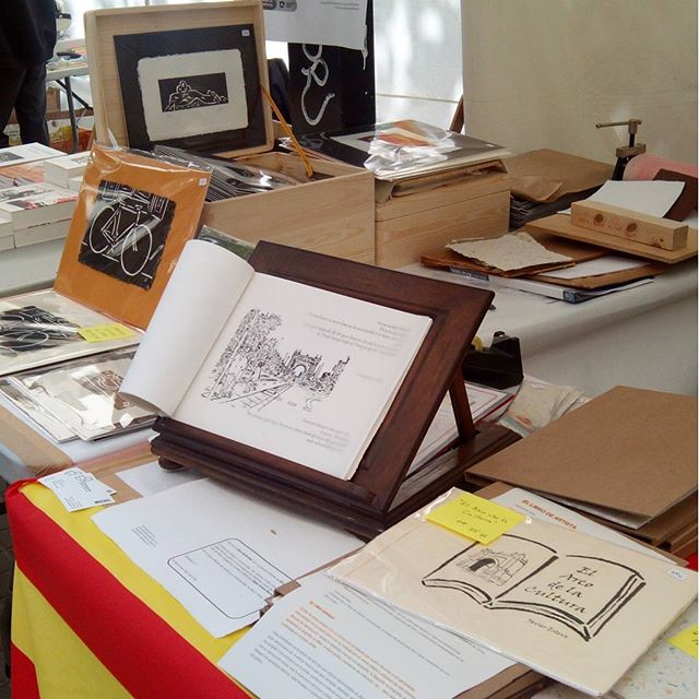 Ya se acaba #santjordi2016 La lluvia nos ha respetado hasta última hora. Compartiendo #librodeartista y #librosenblanco con mucha gente ;-) Gracias!#arte #artesanía #libros #sol #barcelona #fortpienc