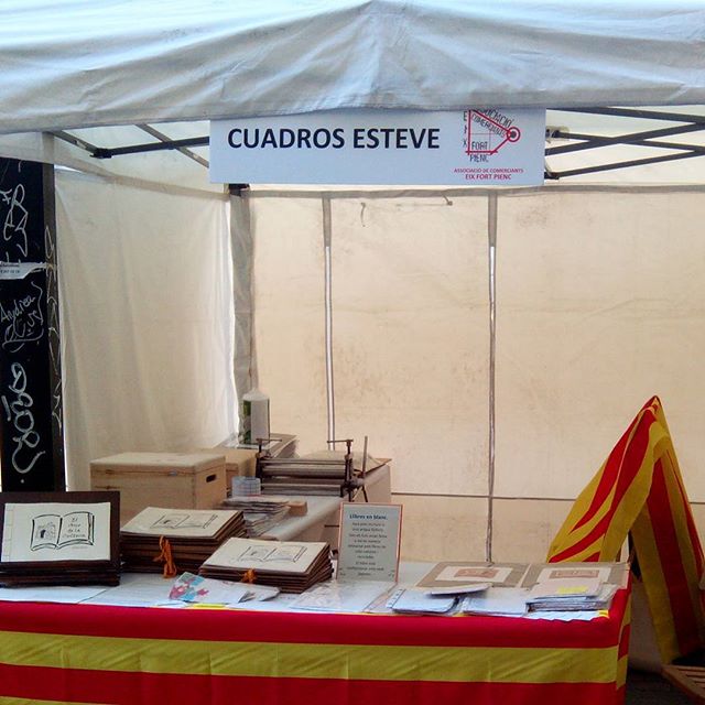 Instalados y listos para #santjordi2016  en el #paseosanjuan .Libros en blanco y el #librodeartista "El Arco de la Cultura"#papelhechoamano  #arte #artesanía