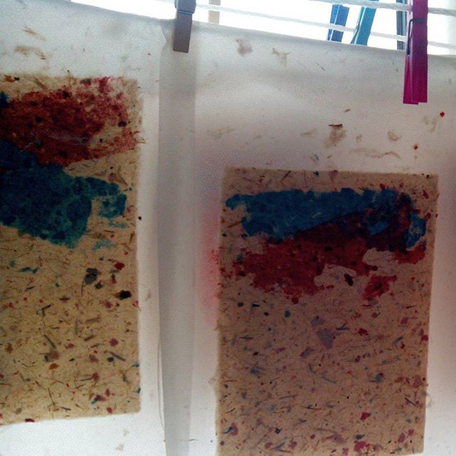 Últimas #hojas de #papelhechoamano secándose para preparar #puntosdelibro #diy El día de #santjordi2016 está a punto de llegar... ;-) Fiesta del #libro y la #rosa en el #paseosanjuan#arte #artesanía #lectura #cultura #creatividad #barcelona #fortpienc