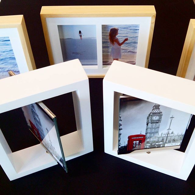 Nuevos #portafotos de sobremesa lacados en #blanco para poner 2 fotos (delante y detrás) y #giratorio !! Especial para mesas de #despacho Y buena combinación de #doblemarco en #madera natural y blanco con vitrina.#arte #artesanía #decoración #creatividad #barcelona #fortpienc