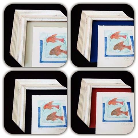 Eligiendo un #color de fondo para #enmarcar este #grabado de #adelaidamurillo  con una #moldura #decorada en decapado claro. Todavía no nos hemos decidido... ;-)Se aceptan opiniones: fondo en #verdeclaro #negro #azul #rojizo ???#arte #artesanía #deunoenuno #marcosamedida #hechoamano #obragráficaoriginal  #decoración #barcelona #fortpienc