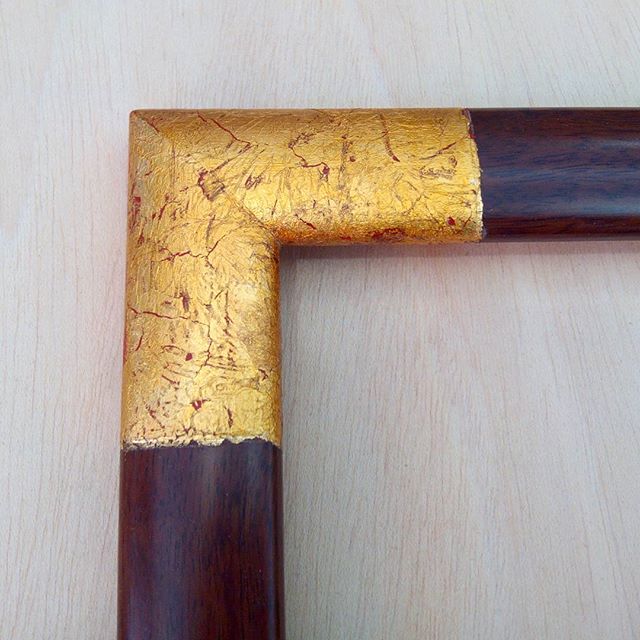 Detalle de un #marcoamedida de raiz de #bubinga con esquinas #doradas con #pandeoro #arte #artesanía #hechoamano #personalizado #unoauno #barcelona #fortpienc