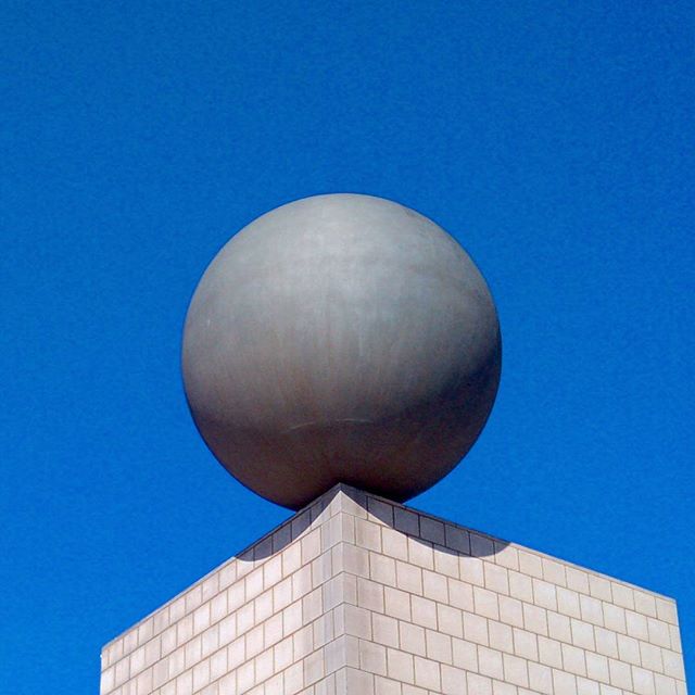 Imgen de  #equilibrio #sobriedad y #elegancia en el #portolimpic #barcelona bajo un #cieloazul  intenso.#arte #artesanía #arquitectura #deunoenuno  #creatividad