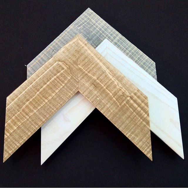 Tres nuevas #molduras para hacer #marcosamedida y #deunoenuno Están fabricadas en #pino engarzado y decoradas en tonos #grises #maderaclara y #decapados con un ancho de 9 cm. y efecto #pallet Perfecto para miniaturas y #espejos#arte #artesanía #hechoamano #marcos #cuadros #barcelona  #fortpienc