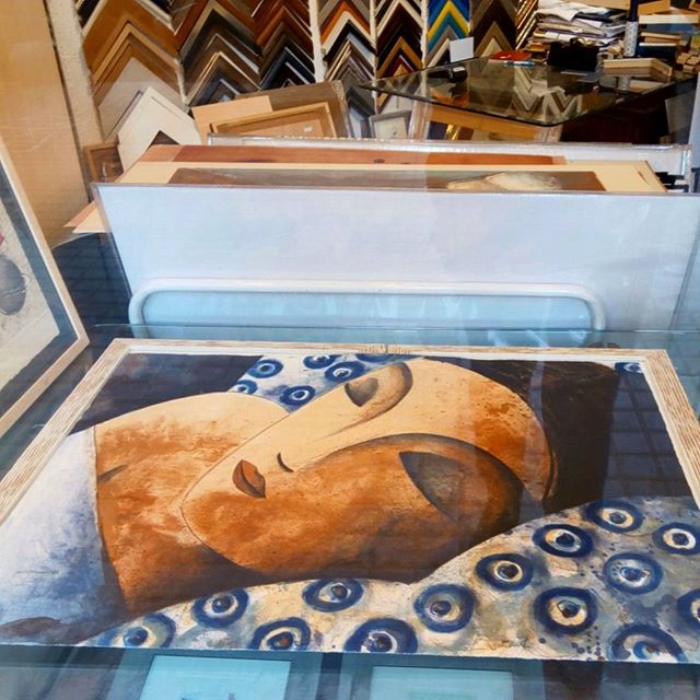 Hay ediciones de #litografías que son especialmente buenas, como ésta de #didierlourenço ("Sueños" de 87 x 60 cm) de la que sólo quedan las últimas PA numeradas. Una #figura delicada y con fuerza al mismo tiempo. Perfecta para #coleccionar arte y #decorar a la vez. De momento en el #escaparate esperando a hacer un #marcoamedida #personalizado#arte #artesanía #deunoenuno #obragráficaoriginal #grabados #decoración #artista #creatividad #barcelona #fortpienc