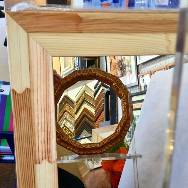 Dos espejos con doble reflejo