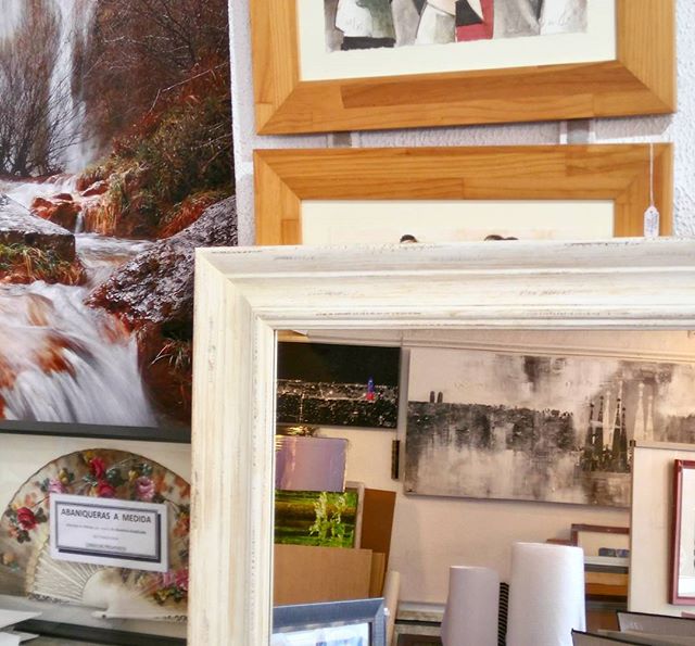 Espejo con marco decapado ancho