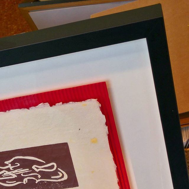 Marco en vitrina con dos alturas