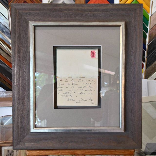 Libro abierto montado en vitrina