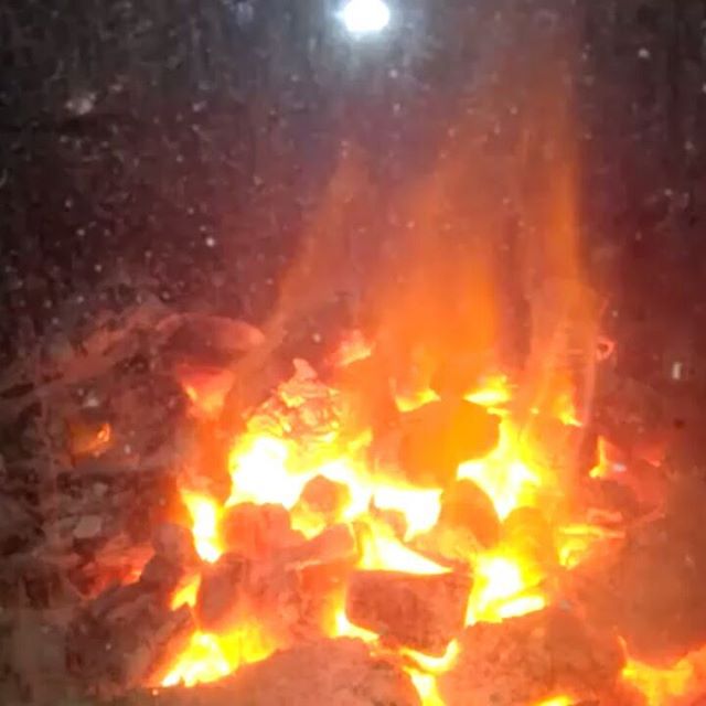 Cálido y sinuoso arte efímero del fuego