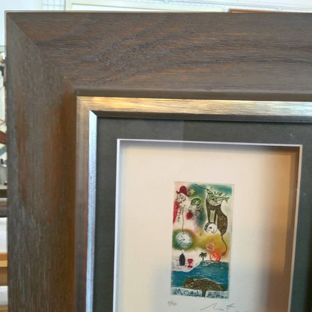 Grabado enmarcado a medida en vitrina