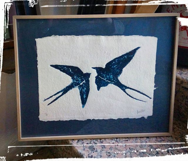 Grabado de golondrinas sobre papel artesanal