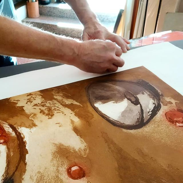 Litografía de M. Casacuberta. Preparando para enmarcar