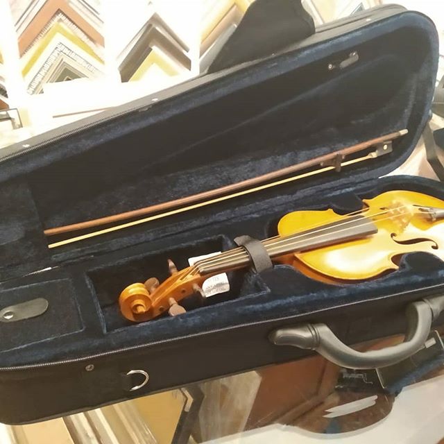 Violín en vitrina