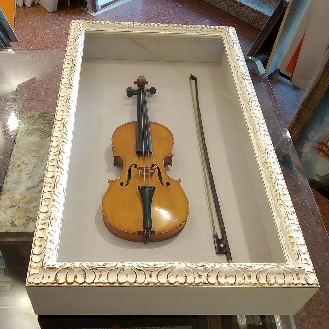 Violín en vitrina