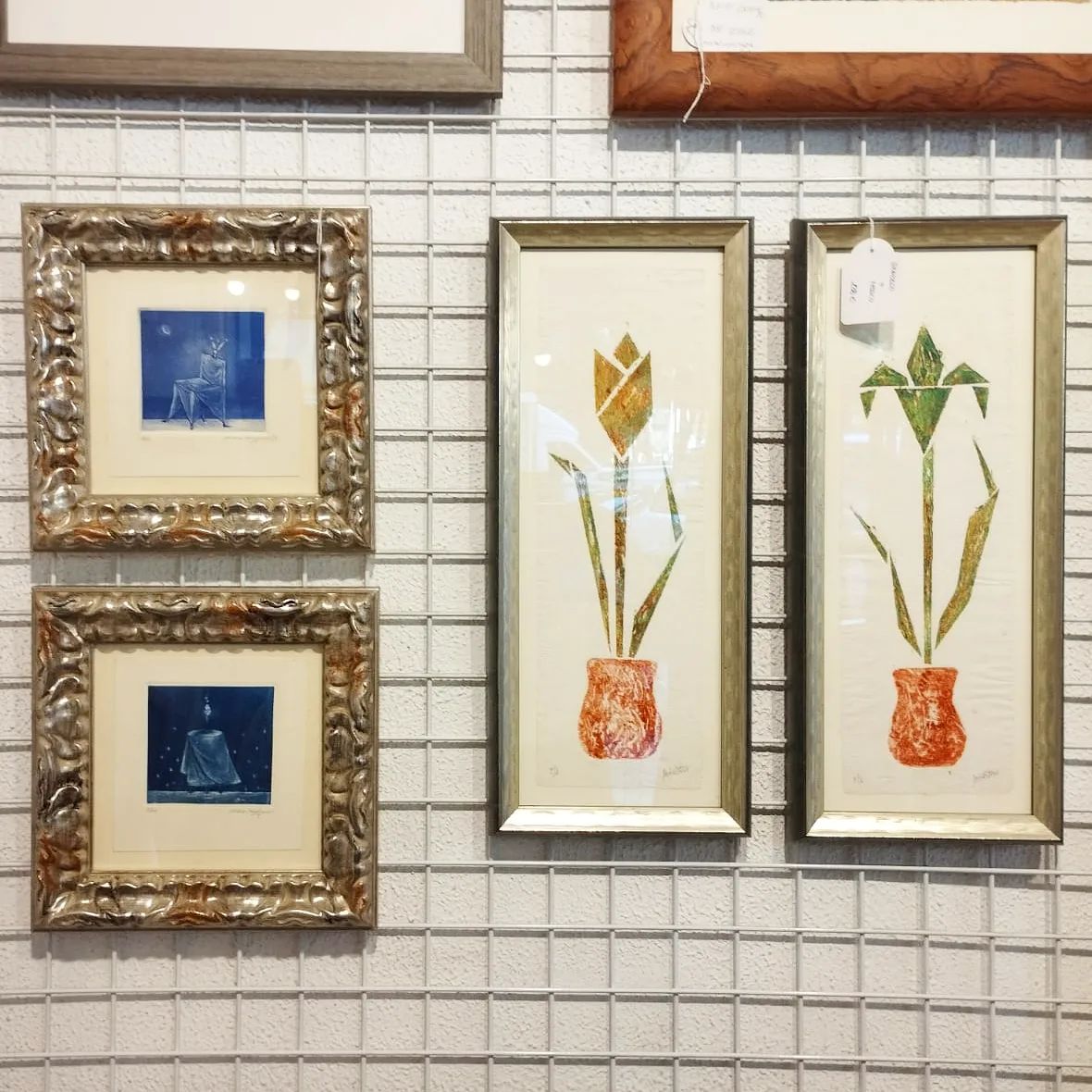 Grabados enmarcados expuestos