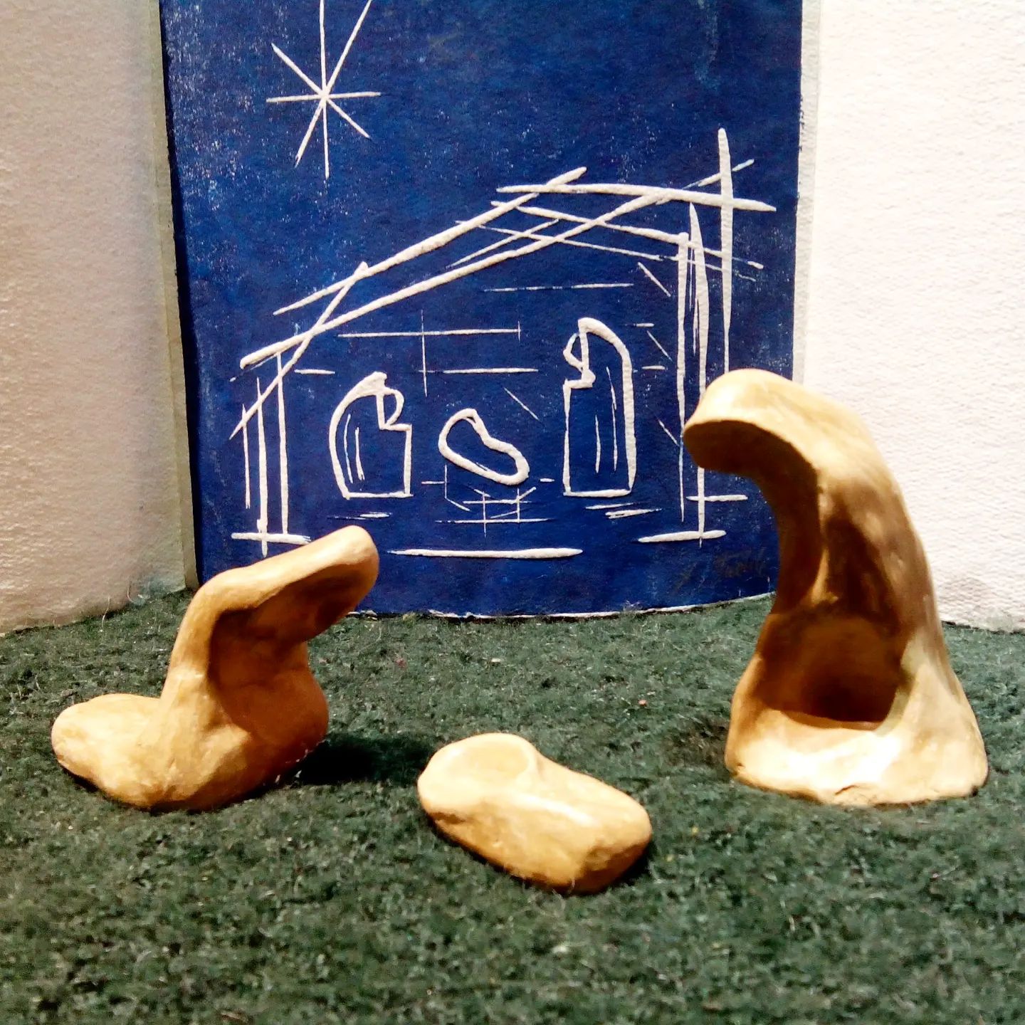 Navidad 2022. Son 40 años deseando  unas felices fiestas desde nuestro Taller de Enmarcación. Al principio con tarjetas, Correos, teléfono (fijo) y en persona... Ahora con internet, móvil, RRSS, Wpp, pero también en persona... Gracias por todos estos años! Seguimos!!!.Figuras de arcilla modeladas a mano. El grabado es una xilografía estampada sobre papel hecho a mano de algodón y lino. Tintas al agua sin disolventes.#arte #artesanía #hechoamano #deunoenuno #enmarcar #restaurar #conservar #reutilizar #giguras #arcilla #grabado #xilografía #papelhechoamano #papelartesanal #navidad2022#40aniversario