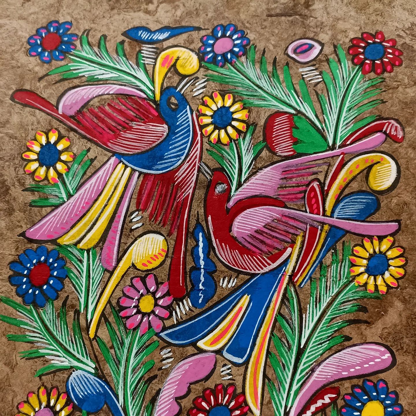 Papel amate pintado con motivos de naturaleza animal y vegetal. Detalle. Artesanía en la elaboración del papel y arte en el dibujo. Habitual la utilización de colores vivos que destacan sobre el fondo marrón oscuro. .#arte #artesanía #artesaniamejicana #hechoamano #deunoenuno #papelamate #dibujo #pintura #coloresvivos #decorar #enmarcarte #amedida #naturaleza#40aniversario