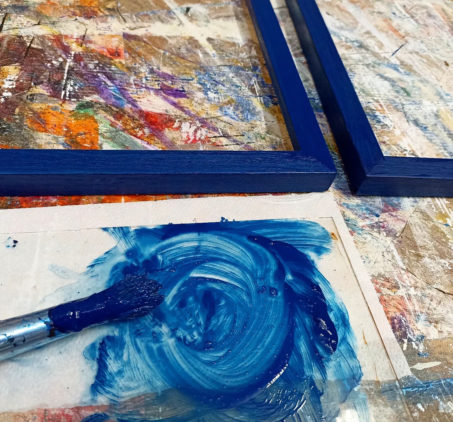 Colores al gusto. Marcos hechos a medida decorados en azul marino (sin disolventes ni barnices). Intensidad y gama de azul requeridos..#arte #artesania #hechoamano #colores #azul #enmarcar #amedida #decorar #deunoenuno #40aniversario