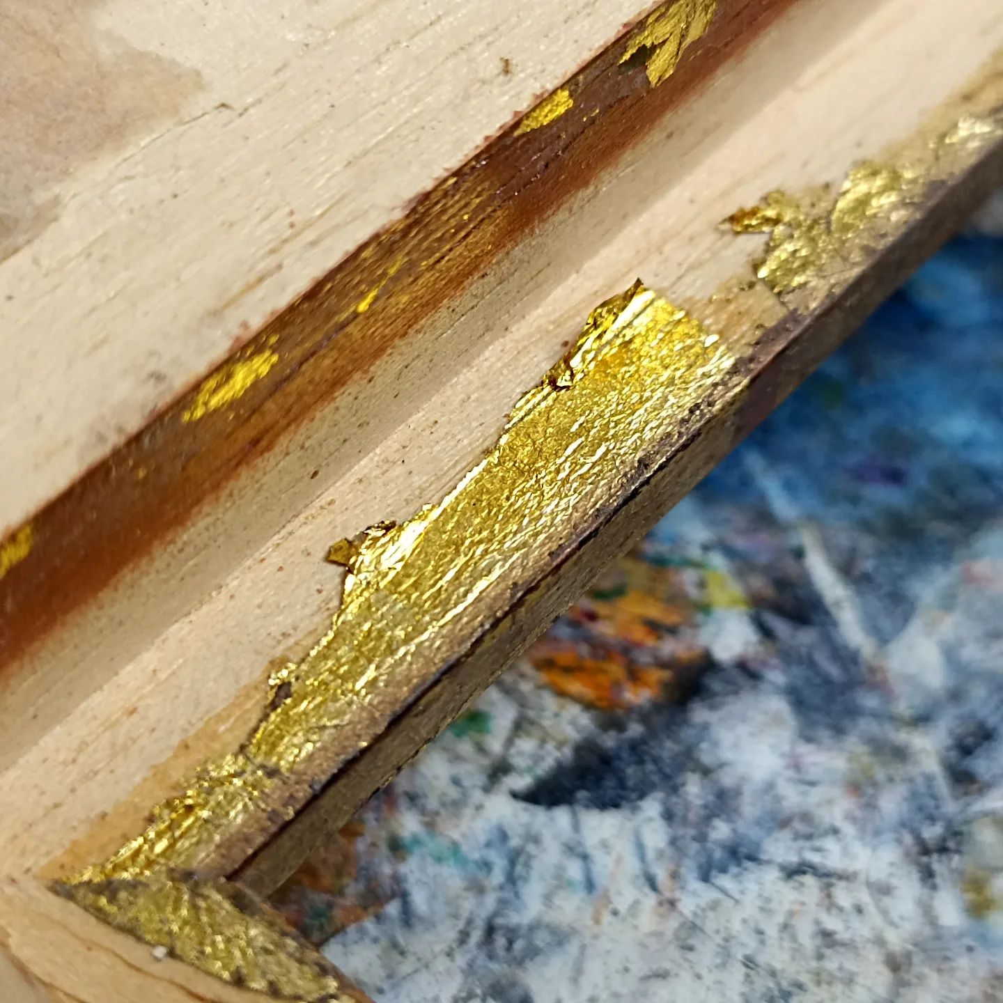 Dorado con pan de oro. Esta foto es una prueba de que el marco está decorado con hoja y no es una policromía ni otra técnica parecida. Se pueden apreciar los restos en el interior del galce de la moldura. En la segunda foto, el decorado del marco..#arte #artesanía #hechoamano #deunoenuno #marcosamedida #decoracion #dorar #pandeoro #enmarcarte #40aniversario