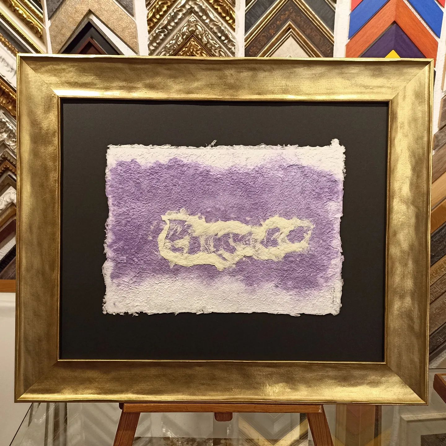 Original de papel artesanal enmarcado. Papel hecho a mano con colores en masa a la manera nepalí. Marco a medida en oro mate. Fondo negro de conservación. Expuesto en nuestras paredes..#arte #artesanía #original #papelhechoamano #deunoenuno #coloresenmasa #nepali #enmarcarte #marcosamedida #dorado #cartón #conservación #barcelona #40aniversario