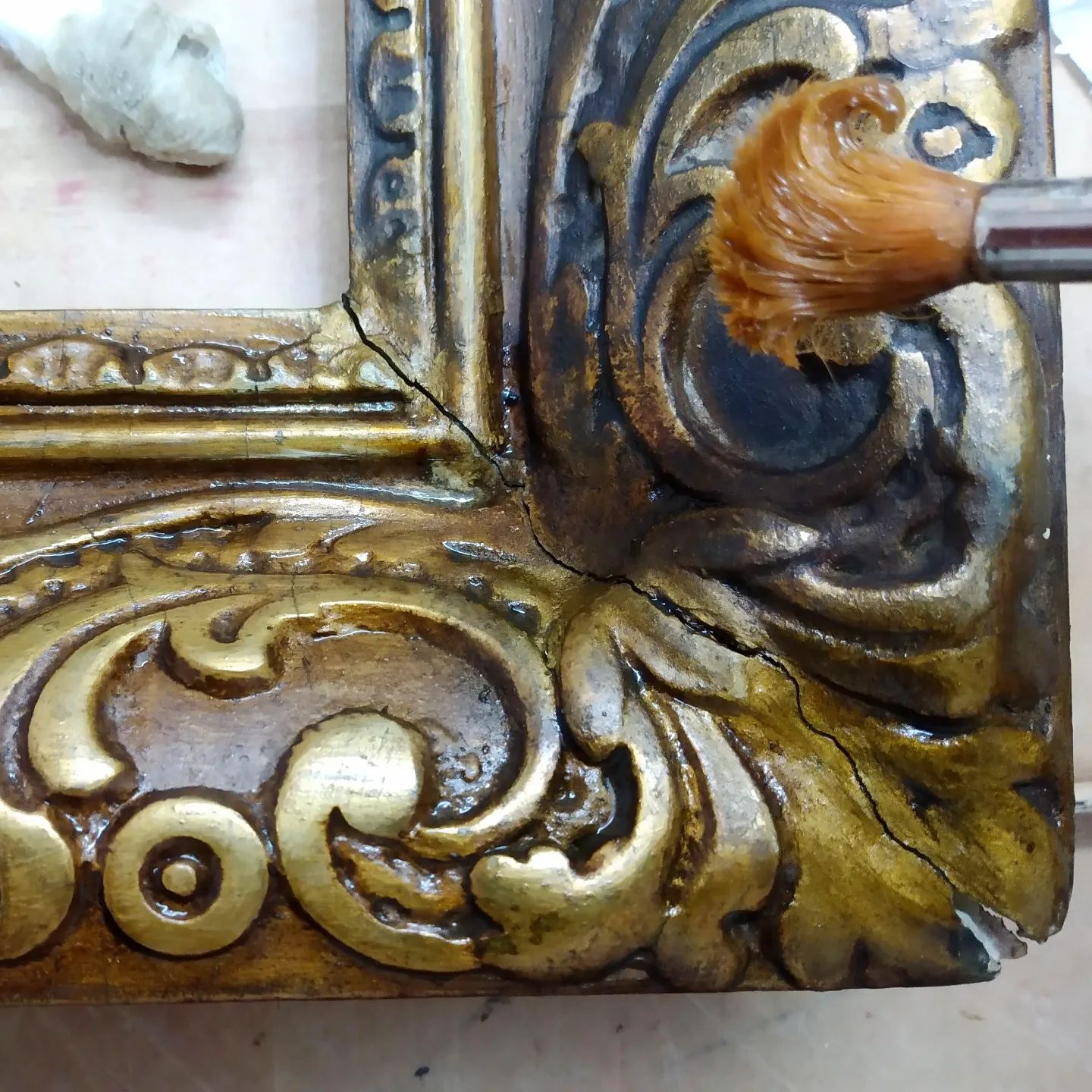 Limpieza de marco dorado. Moldura trabajada expuesta a ambiente de humo y polvo. Aplicamos TDA para remover capa y agua destilada para neutralizar. Este método se puede utilizar sólo si se trata de dorados con hoja de pan de oro. .#arte #artesania #hechoamano #deunoenuno #limpieza #restauracion #conservación #marco #pandeoro #recuperar #reutilizar#40aniversario