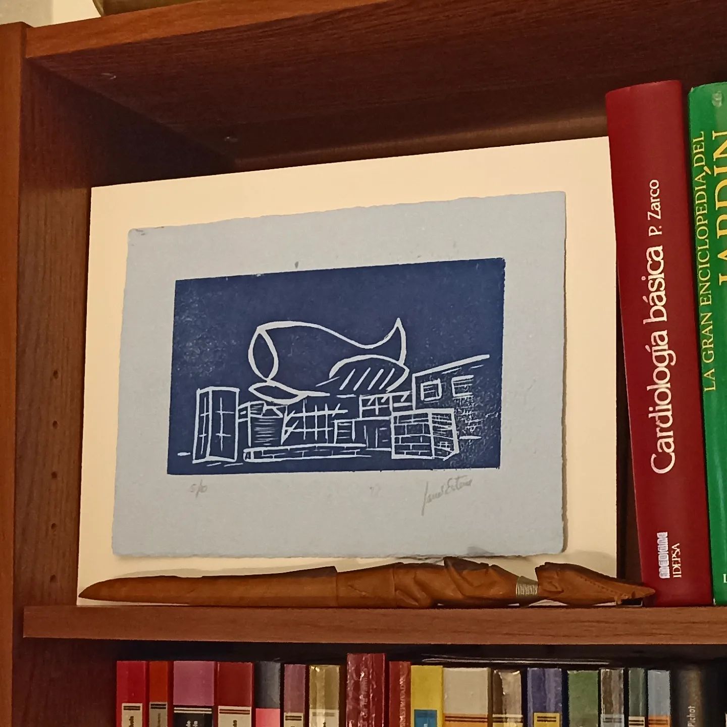 Xilografía,"El pescaíto" del Puerto Olímpico de Barcelona sobre papel artesanal hecho a mano de J.E. Acompañando una librería llena de cultura. .#arte #artesanía #hechoamano #deunoenuno #xilografía #obragraficaoriginal #decoración #cultura #enmarcaramedida #40aniversario