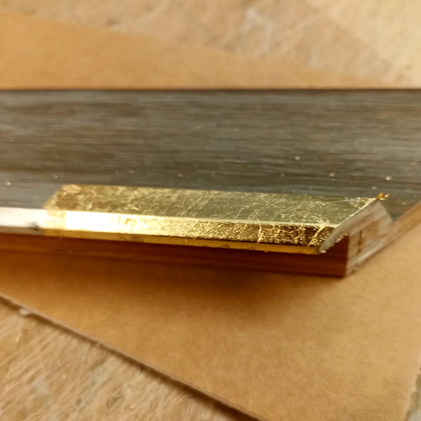 Pan de oro aplicado a una moldura